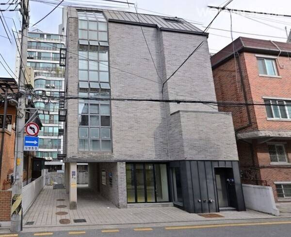 김현석 전 삼성전자 대표이사가 2019년 9월 52억 6000만 원에 사서 2025년 6월 112억 원에 판 청담동 빌딩.&nbsp; 사진=네이버지도 로드뷰