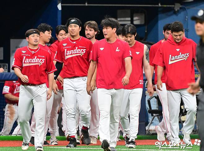 19일 오후 서울 구로구 고척스카이돔에서 열린 '2025 신한 SOL Bank KBO리그' SSG 랜더스와 키움 히어로즈의 경기, SSG가 한유섬 최지훈의 솔로 홈런과 석정우의 역전 투런 홈런에 힘입어 키움에 4:2 역전승을 거뒀다.  이날 경기에서 승리한 SSG 선수들이 기뻐하고 있다. 엑스포츠뉴스 DB