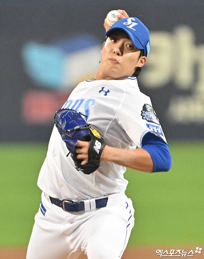 15일 오후 대구삼성라이온즈파크에서 열린 '2024 신한 SOL Bank KBO 포스트시즌' LG 트윈스와 삼성 라이온즈의 플레이오프 2차전 경기, 1회초 삼성 선발투수 원태인이 공을 힘차게 던지고 있다. 엑스포츠뉴스 DB