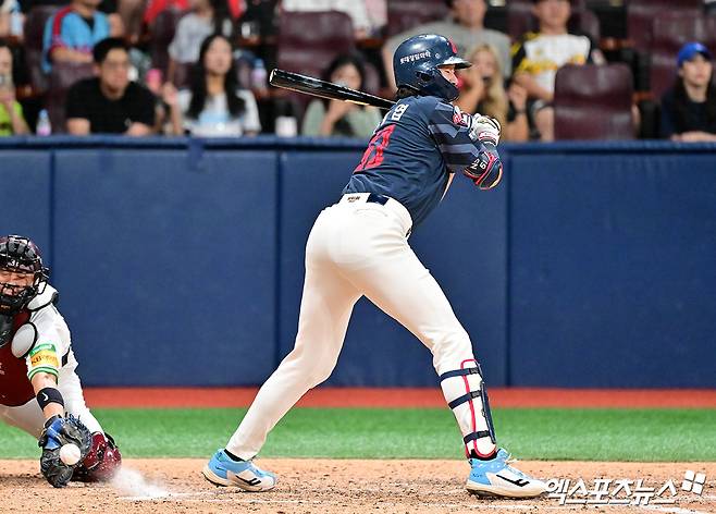 지난 22일 오후 서울 구로구 고척스카이돔에서 열린 '2025 신한 SOL Bank KBO리그' 롯데 자이언츠와 키움 히어로즈의 경기, 9회초 1사 롯데 나승엽이 사구에 맞고 있다. 엑스포츠뉴스 DB