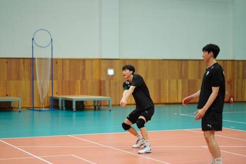 성인 대표팀에서 리시브 훈련하는 이우진(중앙) [연합뉴스 자료 사진]