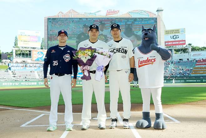 노경은의 100홀드 기념 시상식 왼쪽부터 고효준, 노경은, 한유섬. [SSG 랜더스 제공. 재판매 및 DB금지]