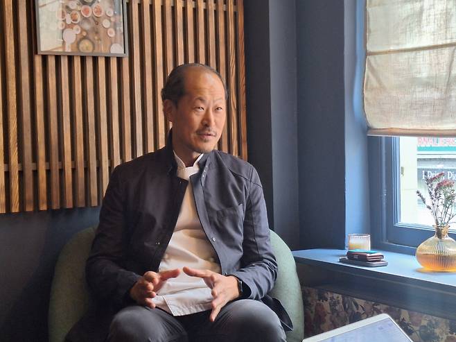 연합뉴스와 인터뷰하는 상훈 드장브르 셰프 (브뤼셀=연합뉴스) 한국 입양인 출신인 벨기에의 미슐랭 2스타 셰프 상훈 드장브르(55) 씨가 22일(현지시간) 연합뉴스와 인터뷰 하고 있다. 2025.7.23 photo@yna.co.kr [주벨기에 한국문화원 제공]