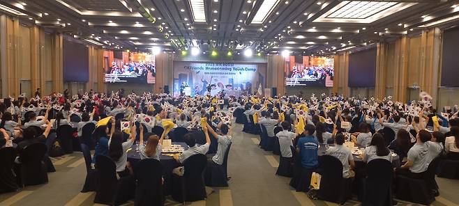태극기 흔들며 개막 축하하는 차세대 동포들 (서울=연합뉴스) 박현수 기자 = 23일 서울 스위스 그랜드 호텔에서 열린 제2차 '2025 차세대동포(청년) 모국 초청 연수' 개막식에서 37개국에서 온 265명의 차세대 동포들이 태극기를 흔들며 개막을 축하하고 있다. 2025. 07. 23. phyeonsoo@yna.co.kr