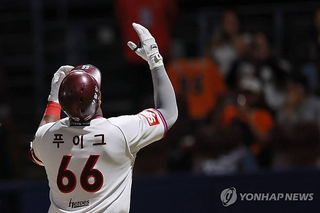 푸이그, 백투백 홈런 (서울=연합뉴스) 신현우 기자 = 9일 서울 고척스카이돔에서 열린 프로야구 2025 신한 SOL 뱅크 KBO리그 한화 이글스와 키움 히어로즈의 경기.
    4회말 무사 키움 푸이그가 솔로 홈런을 친 뒤 세리머니하고 있다. 2025.5.9 nowwego@yna.co.kr