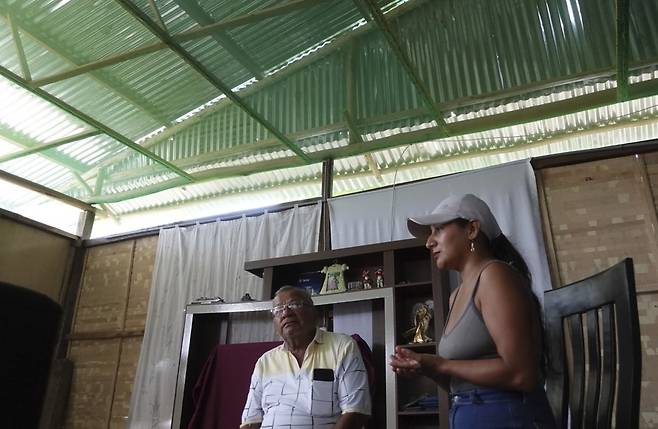 코이카, 페루 아마존 지역서 감염병 경감 추진  코이카는 페루 아마존 상류 지역에서 월드비전과 함께 감염병 경감 사업을 펼치고 있다. 지난 9일 페루 로레토주 마이나스시 소재 마을의 모기장 설치 현장에서 이장과 마을 주민이 사업 효과를 이야기하고 있다. [코이카 제공. 재판매 및 DB 금지]