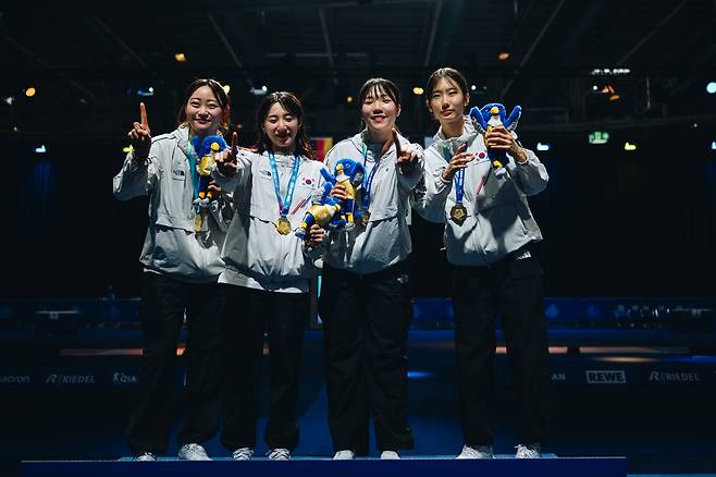 여자 사브르 단체전 우승한 최세빈(왼쪽부터), 김정미, 전하영, 선은비 [대한펜싱협회 제공. 재판매 및 DB 금지]