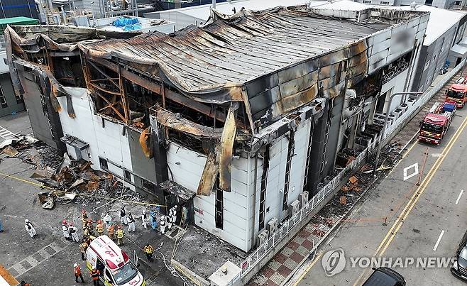 화성 일차전지 제조 공장 화재 합동 감식 (화성=연합뉴스) 홍기원 기자 = 지난해 6월 25일 경기도 화성시 서신면 리튬전지 공장 화재 현장에서 경찰과 소방, 국립과학수사연구원, 국토안전연구원, 고용노동부, 산업안전관리공단 등 관계자들이 화재 원인을 찾기 위한 합동 감식을 위해 이동하고 있다.
    2024년 6월 24일 오전 10시 31분 화성시 서신면 전곡리 소재 일차전지 업체인 아리셀 공장에서 화재가 발생해 다수의 사상자가 발생했다. 2024.6.25 [공동취재] xanadu@yna.co.kr