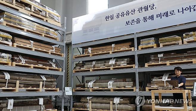 공개된 관월당 해체 부재 (파주=연합뉴스) 이진욱 기자 = 23일 경기도 파주시 전통건축수리기술진흥재단 수장고에서 관계자가 관월당 해체 부재를 공개하고 있다. 국가유산청과 국외소재문화유산재단은 일본 가마쿠라(鎌倉)의 사찰 고토쿠인(高德院·고덕원)과 약정을 체결해 관월당 부재를 정식으로 양도받았다. 2025.7.23 cityboy@yna.co.kr