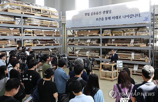 관월당 해체 부재 공개 (파주=연합뉴스) 이진욱 기자 = 23일 경기도 파주시 전통건축수리기술진흥재단 수장고에서 관계자가 관월당 해체 부재를 공개하고 있다. 국가유산청과 국외소재문화유산재단은 일본 가마쿠라(鎌倉)의 사찰 고토쿠인(高德院·고덕원)과 약정을 체결해 관월당 부재를 정식으로 양도받았다. 2025.7.23 cityboy@yna.co.kr