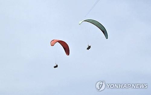 패러글라이딩 사진은 기사 본문과 직접 관련이 없습니다. [연합뉴스 자료사진]