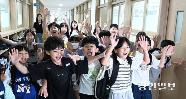 24일 오전 수원시 팔달구 매산초등학교에서 여름 방학식을 마친 학생들이 환한 얼굴로 하교를 하고 있다. 2025.7.24 /임열수기자 pplys@kyeongin.com