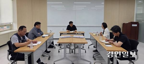 지난 2일 경인일보 인천본사 회의실에서 열린 독자위원회에서 위원들이 6월치 신문을 두고 이야기하고 있다. 2025.7.2 /김희연기자 khy@kyeongin.com