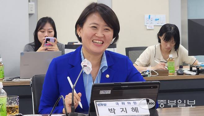 박지혜 국회의원이 정책협의회에서 주요안건에 답변한 뒤 환하게 웃고 있다. 사진=김창학기자