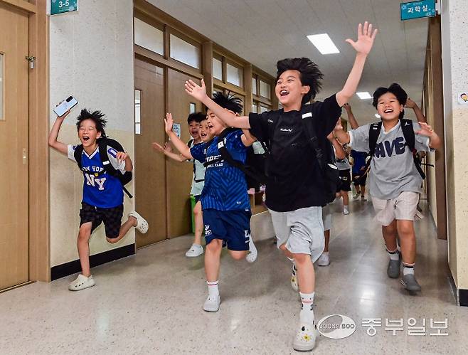 24일 오후 수원시 팔달구 매산초등학교에서 여름 방학식을 마친 3학년 초등학생들이 밝게 웃으며 하교를 하고 있다. 임채운기자