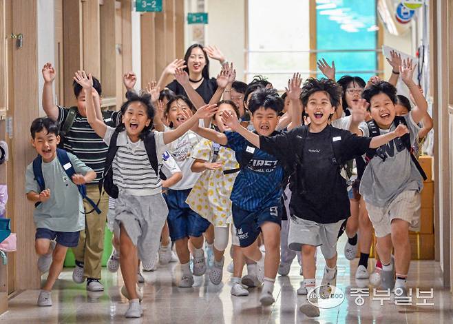24일 오후 수원시 팔달구 매산초등학교에서 여름 방학식을 마친 3학년 초등학생들이 밝게 웃으며 하교를 하고 있다. 임채운기자