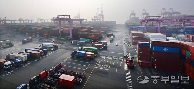 인천시 연수구 인천신항 컨테이너 터미널에 수출 대기중인 컨테이너들이 쌓여 있다.정선식기자