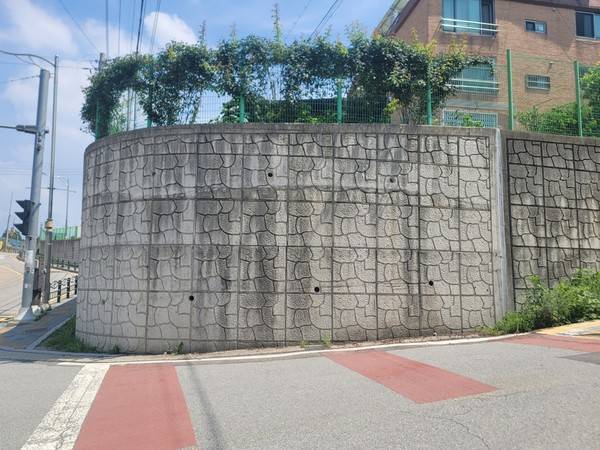 2020년 붕괴돼 2021년 재시공하면서 배수구가 설치된 양산동 옹벽 모습. [사진=경인방송]