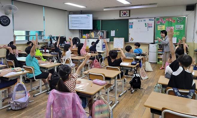 광명시 하안북초등학교 학생들이 치매파트너 인식교육을 받고있다
