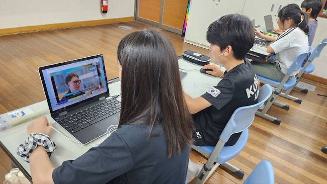 AI 기반 학습진단과 맞춤형 피드백을 받고 있는 학생들. 대전송림초 제공