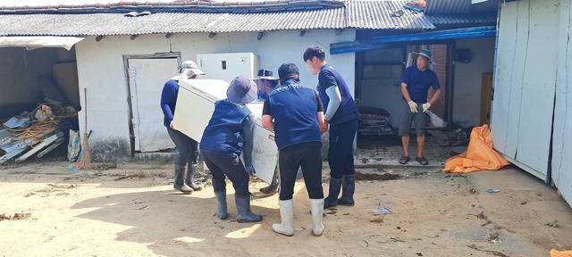 ▲ 충남도의회 사무처 등 4개 담당관실과 도 산하기관이 참여한 폭우피해 복구작을 서산시에서 가졌다-충ㄴ마도의회 제공