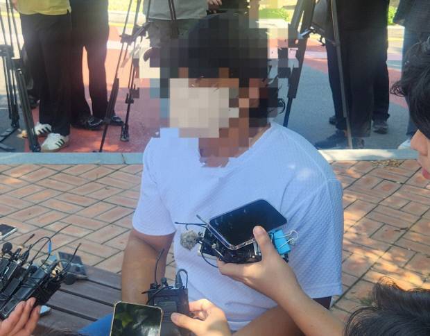 전남 나주 한 공장에서 인권 유린 피해를 당한 스리랑카 국적 A씨가 24일 나주 시청앞에서 열린 기자회견에 참여해 그간 받은 피해를 폭로했다. 이정준 기자