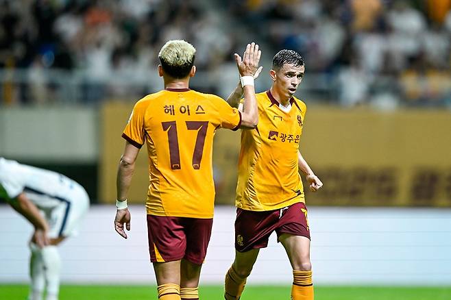 광주FC 아시니가 지난 22일 광주 월드컵경기장에서 열린 김천상무와의 경기에서 골을 터뜨린 후 팀 동료 헤이스와 하이파이브를 나누고 있다.  <광주FC 제공>