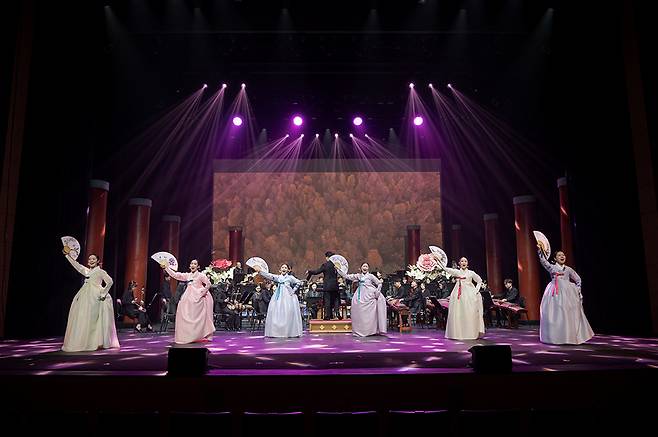 사진 위로부터 광주시립국악관현악단, 광주시립오페라단, 광주시립창극단 공연 모습.