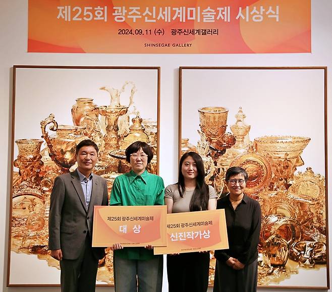 광주신세계갤러리에서 열린 제25회 광주신세계미술제에서 대상·신진작가상 수상자들이 기념촬영을 했다. <광주신세계갤러리 제공>