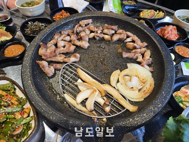 콩나물, 샐러드, 김치 등 정갈한 밑반찬들은 이 고기 잔치의 훌륭한 파트너다. /안세훈 기자