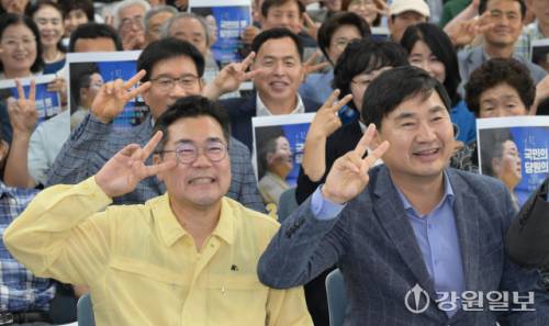 박찬대 더불어민주당대표 후보가 24일 강원특별자치도당을 방문해 김도균 도당위원장을 비롯한 당직자, 당원 등과 기념촬영을 하고 있다. 박승선기자