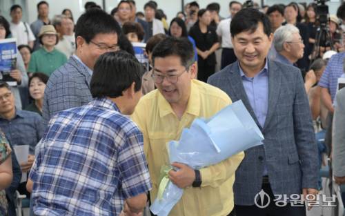 박찬대 더불어민주당대표 후보가 24일 강원특별자치도당을 방문해 김도균 도당위원장과 함께 당원들과 인사를 나누고 있다. 박승선기자
