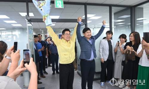 박찬대 더불어민주당대표 후보가 24일 강원특별자치도당을 방문해 김도균 도당위원장과 손을 잡고 함께 들어올리며 지지를 호소하고 있다. 박승선기자