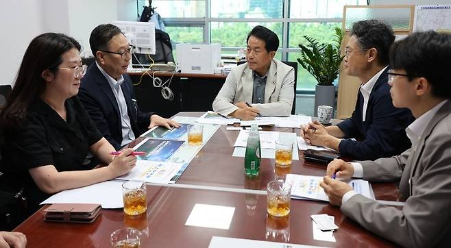 윤종오 의원이 24일 국토교통부 모빌리티자동차국과 K-UAM(한국형 도심항공교통) 상용화 추진전략을 협의하고 있다. 윤종오 의원실 제공