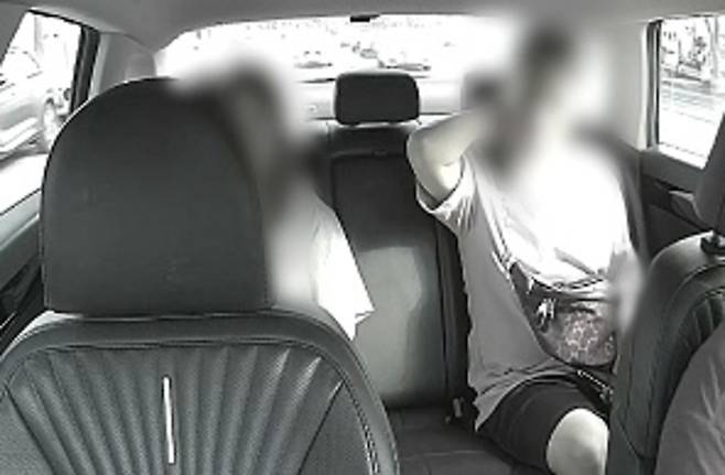 택시 승차 중 차량이 흔들리자 목을 다쳤다며 고통을 하소하는 장면. 남부서 제공