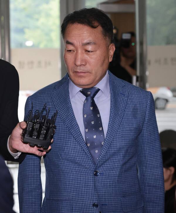 김계환 전 해병대 사령관이 채상병 사건 수사방해 의혹 관련 2차 조사를 받기 위해 17일 서울 서초구 순직해병특검 사무실로 향하고 있다. /연합뉴스