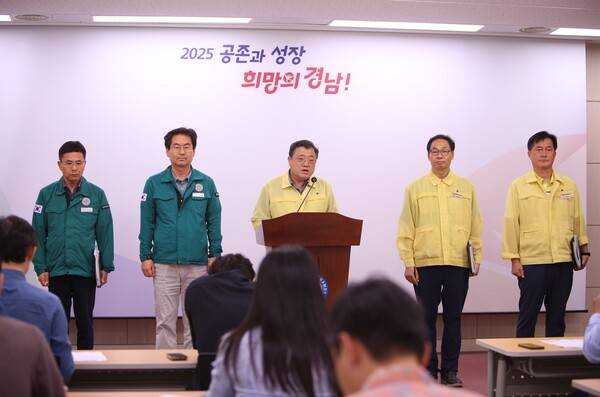 박명균 경남도 행정부지사가 24일 오후 도청 프레스센터에서 호우 피해 재난복&nbsp;구 추진 상황을 설명하고 있다. /경남도