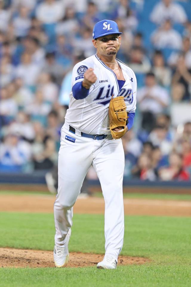 삼성 라이온즈의 헤르손 가라비토가 23일 대구에서 열린 SSG 랜더스전에 선발 등판, 7회초를 깔끔히 마무리한 뒤 주먹을 불끈 쥐며 포효하고 있다. 삼성 제공