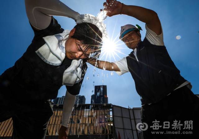 9일 오후 대구 중구 한 건설현장에서 작업자가 냉수를 끼얹으며 더위를 식히고 있다. 안성완 기자 asw0727@imaeil.com