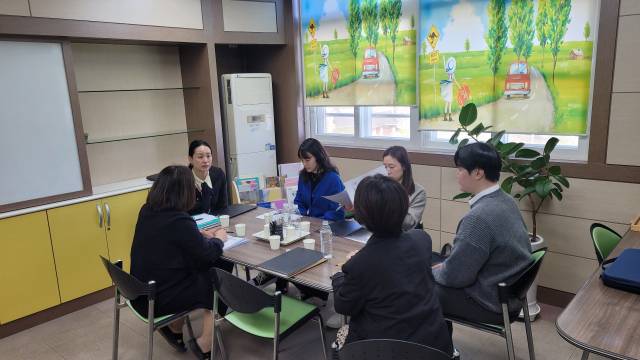경북지역 한 학교에서 학교마음건강 관련 정신건강의학과 전문의가 학교 위기 상황 대응에 대한 컨설팅을 진행하고 있다. 경북교육청 제공