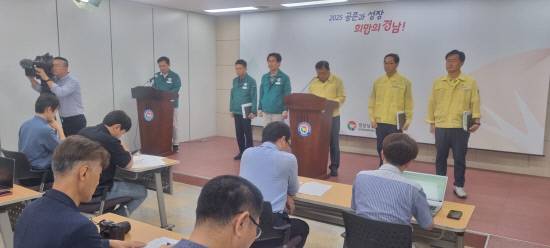 경남도 박명균 행정부지사가 24일 오후 도청 프레스센터에서 호우피해 복구 관련 브리핑을 하고 있다.사진=조윤제 기자
