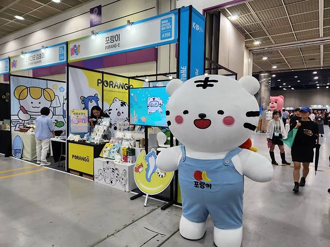 서울 코엑스에서 열린 ‘캐릭터 라이선싱 페어 2025’ 에서 사람들과 만난 포항 캐릭터 ‘포랑이’.