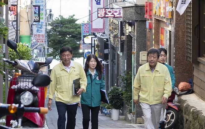 남한권 울릉군수가 직원들과 함께 울릉도 식당 여관이 밀집된 지역 지도점검에 나섰다./울릉군 제공