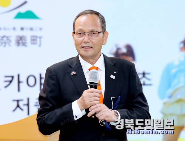 저출생극복 모범사례로 꼽히는 일본 오카야마현 나기초장이 24일 경북도청에서 성공사례를 발표하고 있다. 사진=경북도 제공