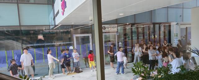 지난 13일 오전 9시께 연제만화도서관 입구에 방문객이 몰려 있다. 좋은 자리를 잡기 위한 ‘오픈런’ 현상이 연일 이어지고 있는 상황이다. 연제만화도서관 제공