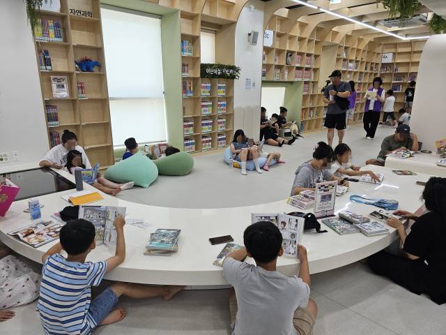 어른 아이 할 것 없이 옹기종기 앉아 만화책을 읽는 평화로운 모습은 연제만화도서관에서만 볼 수 있다.