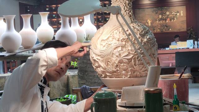 징더전 도자기 장인들이 전통 기법으로 도자기를 만들고 있다.