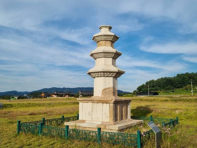김유신 장군이 첫사랑을 기리며 지었다고 전하는 천관사지 삼층석탑.
