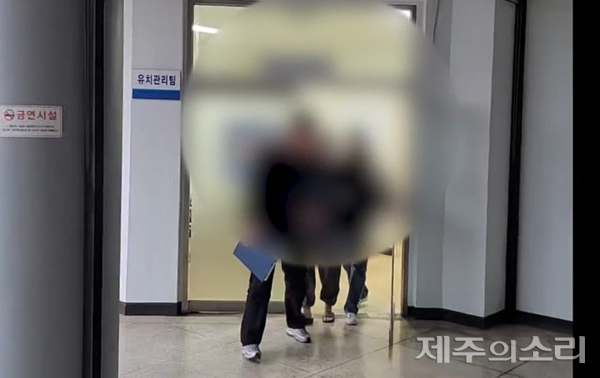 제주동부경찰서 유치장 입감 당시 A씨 일당. ⓒ제주의소리 자료사진.