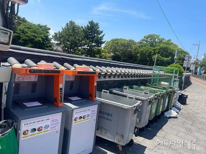 제주목 관아 울타리 벽면삼은 클린하우스. ⓒ헤드라인제주